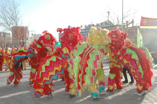 酒泉市2011年元宵節(jié)社火匯演期間，部分社火隊來公司拜年