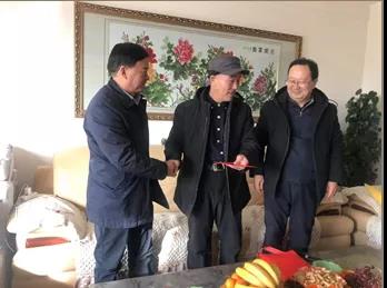 敦煌種業(yè)領(lǐng)導(dǎo)看望慰問公司老干部、老黨員及困難黨員職工